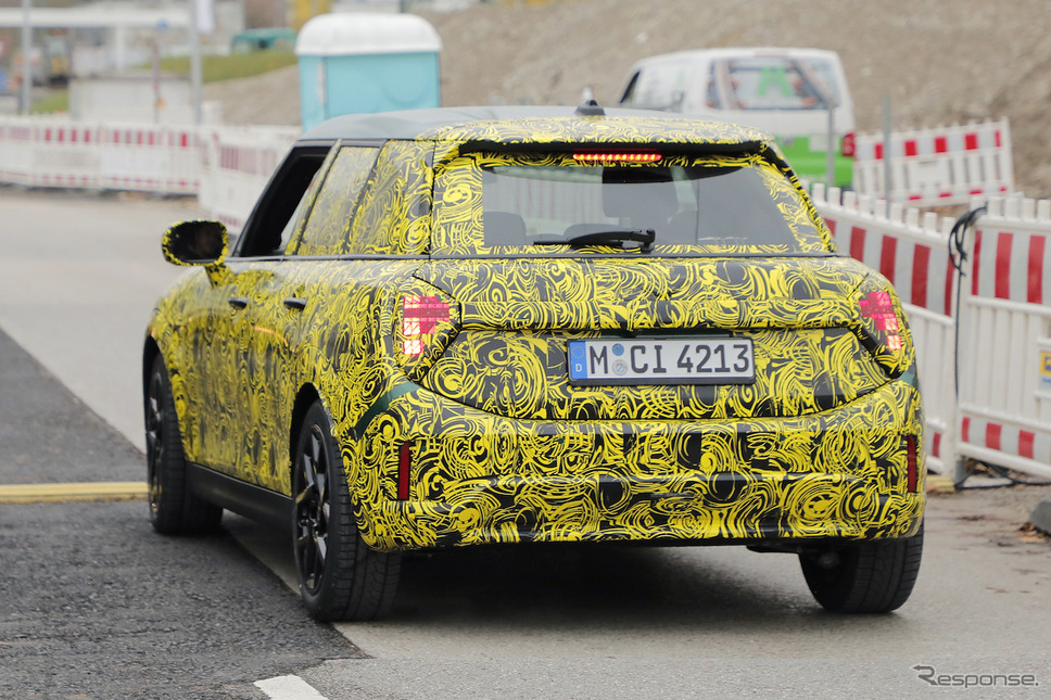 MINI 5ドアハッチバック ICEモデル 改良新型プロトタイプ(スクープ写真)《APOLLO NEWS SERVICE》