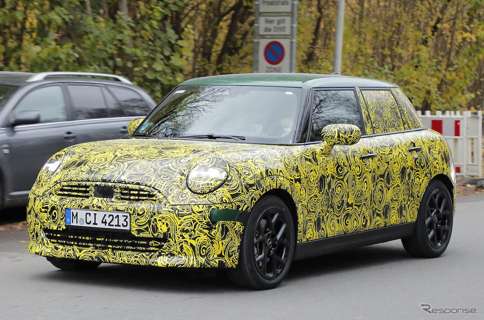 MINI 5ドアハッチバック ICEモデル 改良新型プロトタイプ(スクープ写真)《APOLLO NEWS SERVICE》