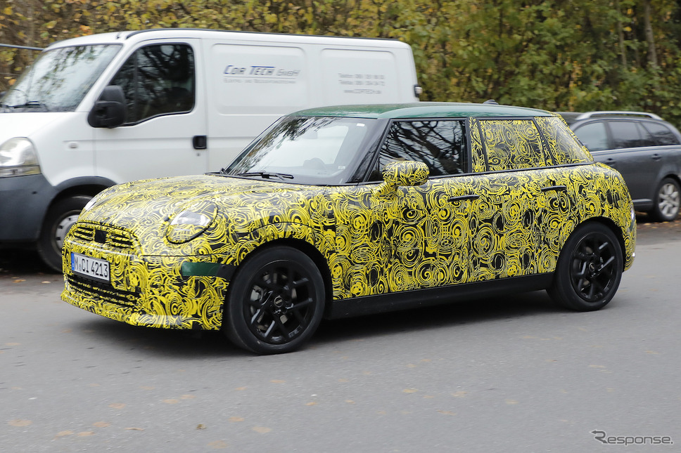 MINI 5ドアハッチバック ICEモデル 改良新型プロトタイプ(スクープ写真)《APOLLO NEWS SERVICE》