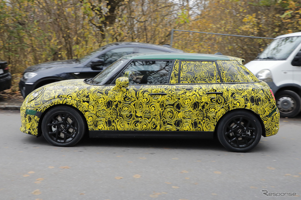 MINI 5ドアハッチバック ICEモデル 改良新型プロトタイプ(スクープ写真)《APOLLO NEWS SERVICE》