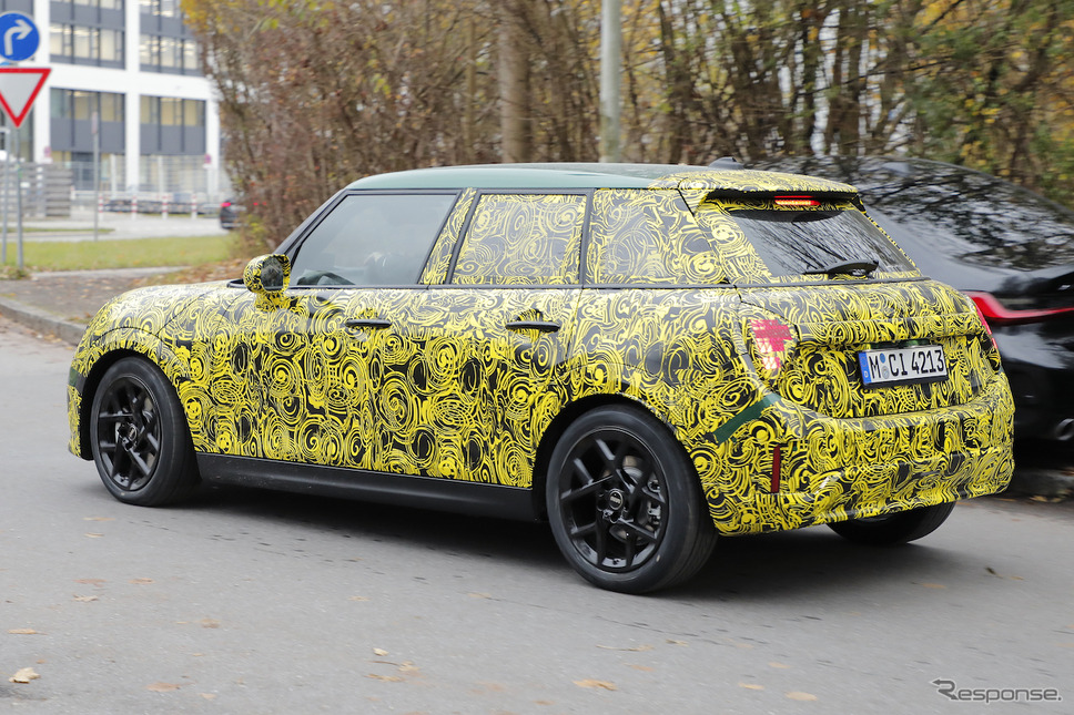 MINI 5ドアハッチバック ICEモデル 改良新型プロトタイプ(スクープ写真)《APOLLO NEWS SERVICE》