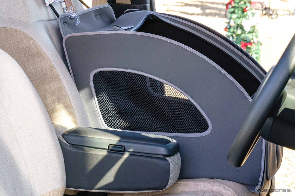 助手席で使用する「ペットシートプラスわん2」はエアバッグが展開した際に干渉しないよう設計されている。《写真撮影 石川徹》