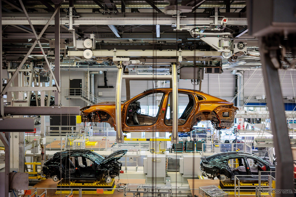 ポルシェのドイツ・ライプツィヒ工場で生産を開始した パナメーラ 新型《photo by Porsche》