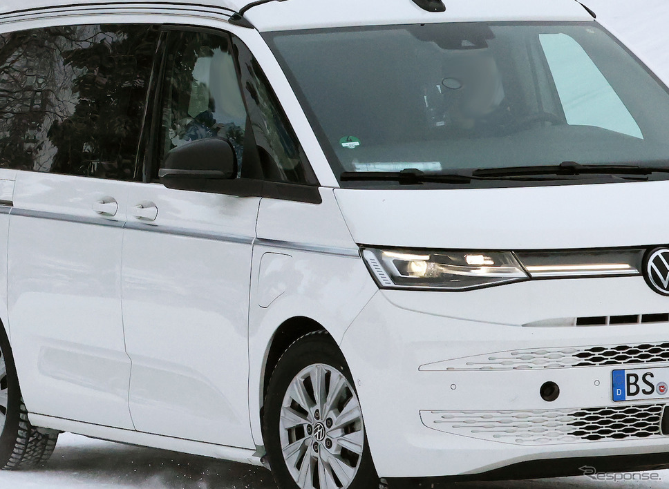 VW カリフォルニアの市販プロトタイプ。フェンダーに充電ポートが見える(スクープ写真)《APOLLO NEWS SERVICE》