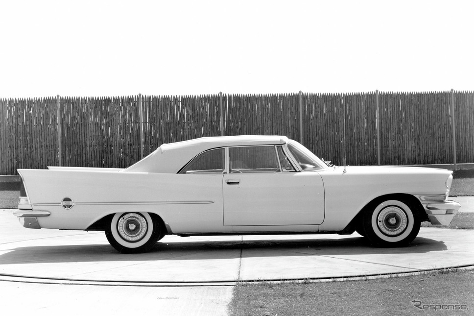 1957年型クライスラー 300Cコンバーティブル《photo by Chrysler》