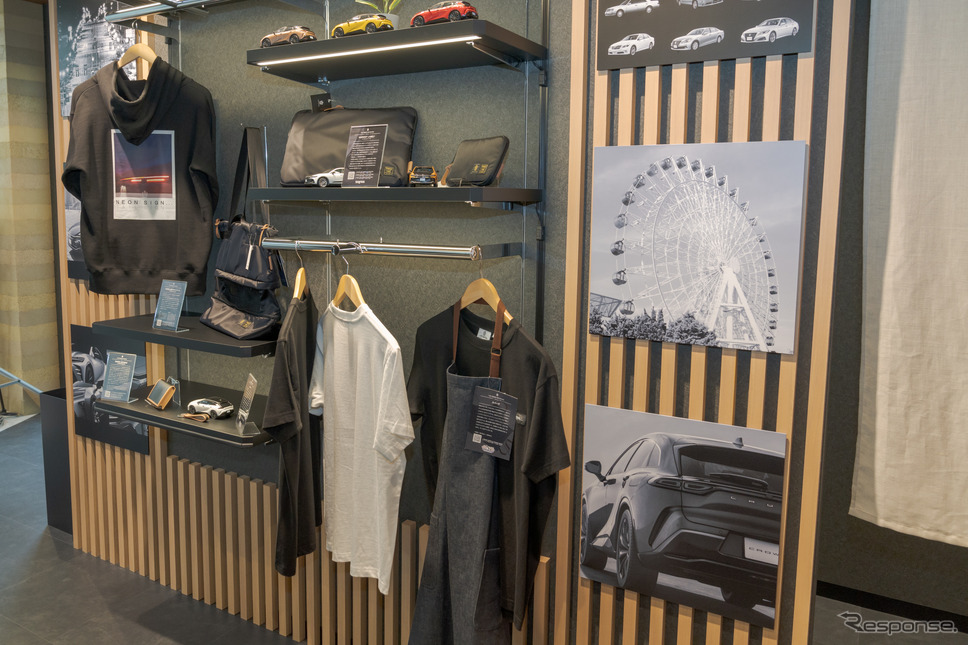 店内にはTHE CROWNオリジナルの商品も販売されている。《写真撮影 関口敬文》