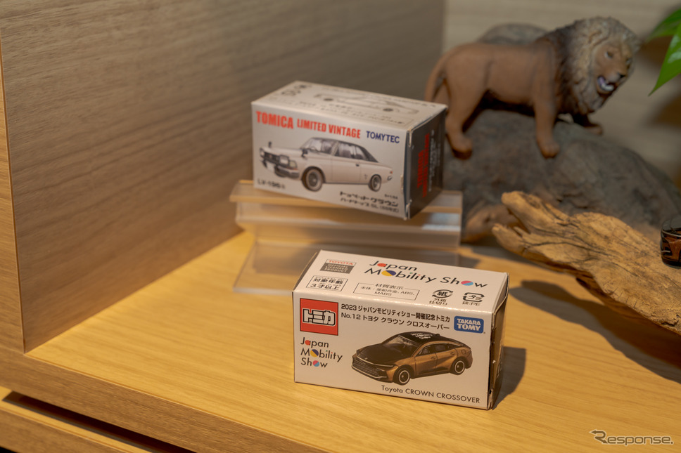展示小物として飾られていたトミカ。懐かしいクラウンと、現行のクラウンが用意されていた。《写真撮影 関口敬文》