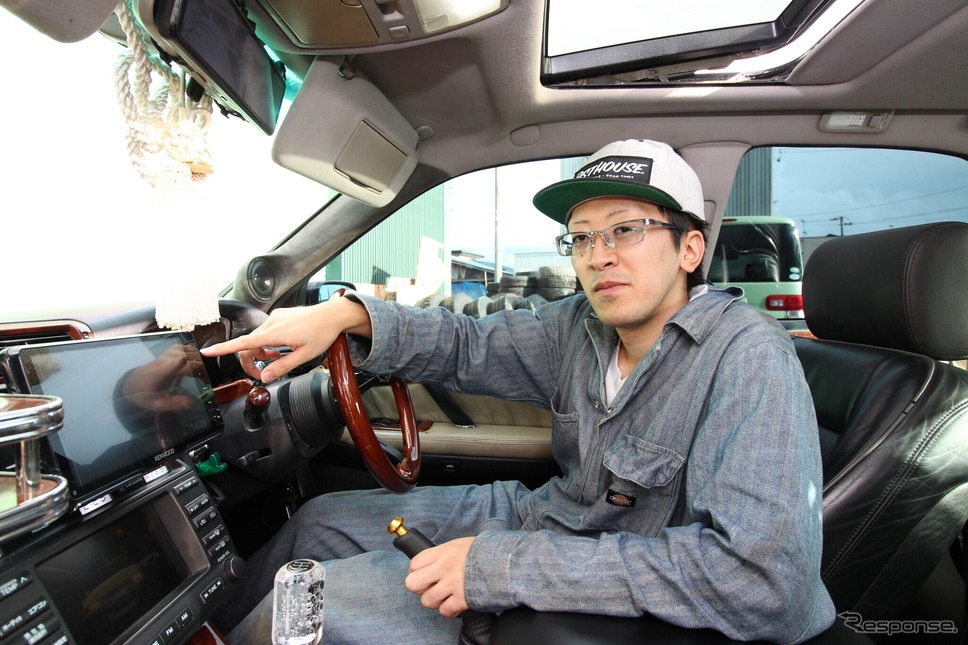 大の車好きで多数のクルマを所有する池崎さん《写真撮影 土田康弘》