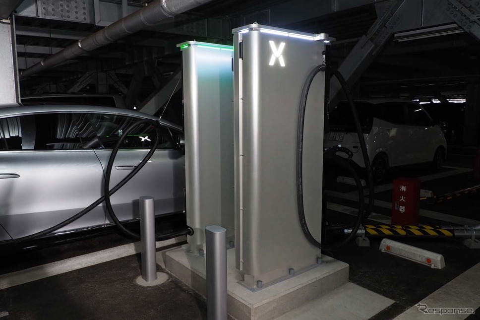パワーエックスの蓄電池式超急速EV充電器「Hypercharger（ハイパーチャージャー）」。上部のイルミが緑の時は正常充電中を示す《写真撮影 会田肇》