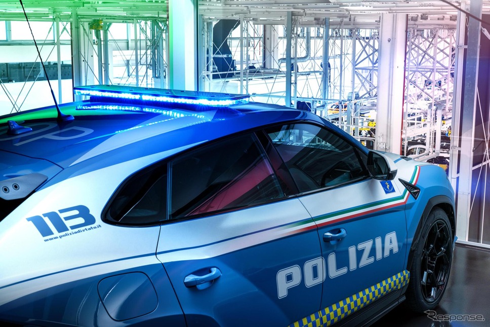 ランボルギーニ・ウルス・ペルフォルマンテ のイタリア高速道路警察ポリスカー《photo by Lamborghini》