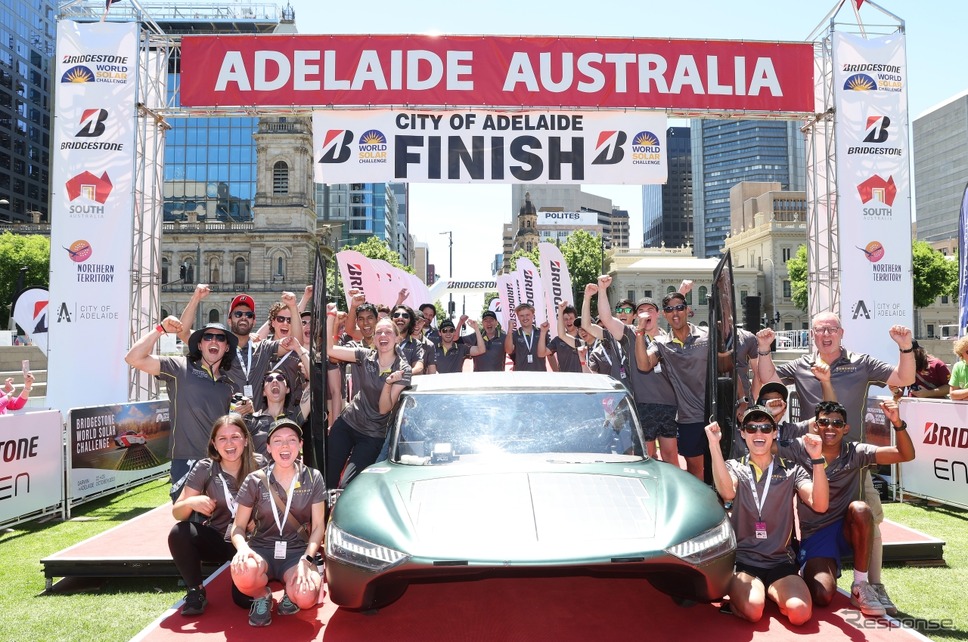 エンライトン技術搭載タイヤ装着チームが世界最高峰のソーラーカーレース 「2023 Bridgestone World Solar Challenge」で優勝《写真提供 ブリヂストン》