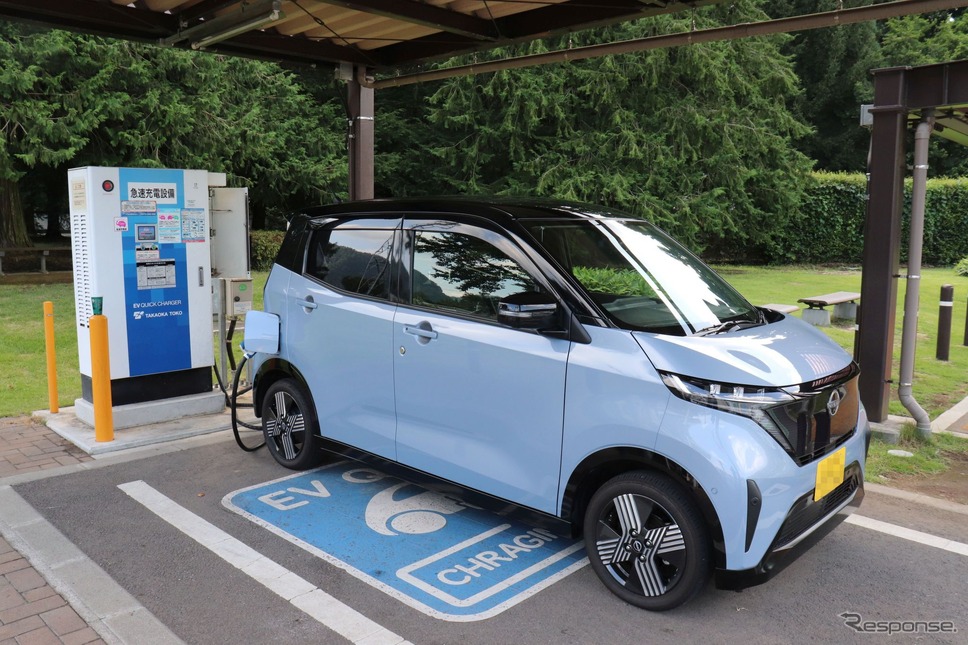 筆者の日産『サクラ』。高速道路上での経路充電の様子。《写真撮影 中尾真二》