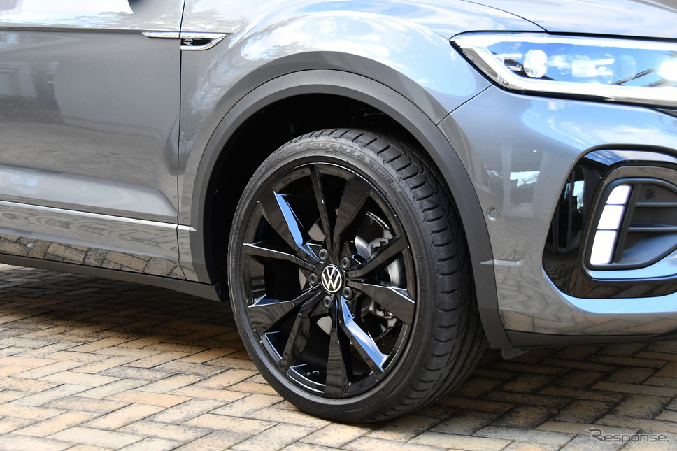 VW T-Rocブラックスタイルのタイヤ＆ホイール。DCCパッケージを装備するため、タイヤは19インチ。DCCパッケージレスは18インチとなる《写真撮影 諸星陽一》
