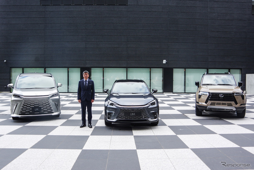 レクサスが9月に発表した新型車3台と渡辺剛プレジデント《写真撮影 宮崎壮人》