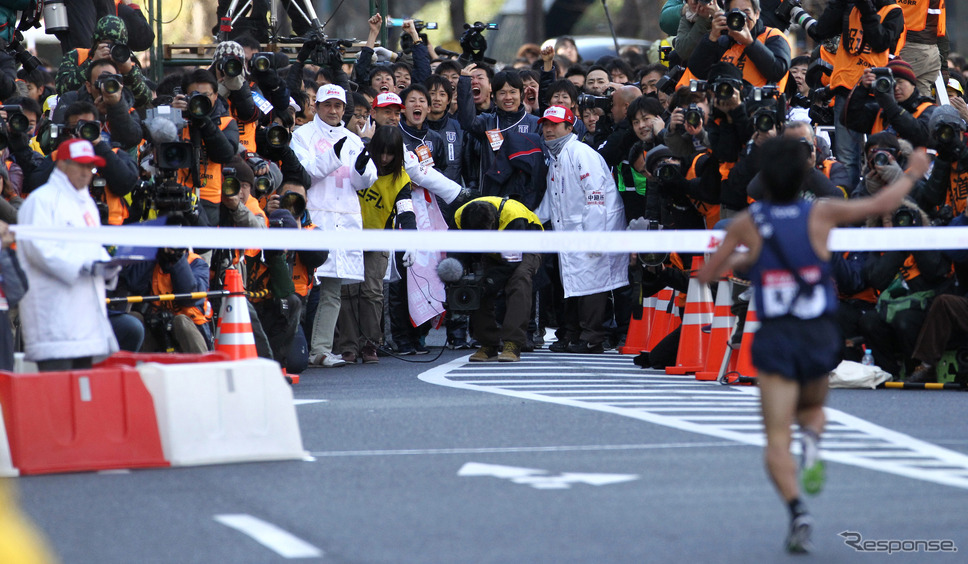 箱根駅伝ゴール（2012年）《Photo by Sports Nippon/Getty Images Sport/ゲッティイメージズ》