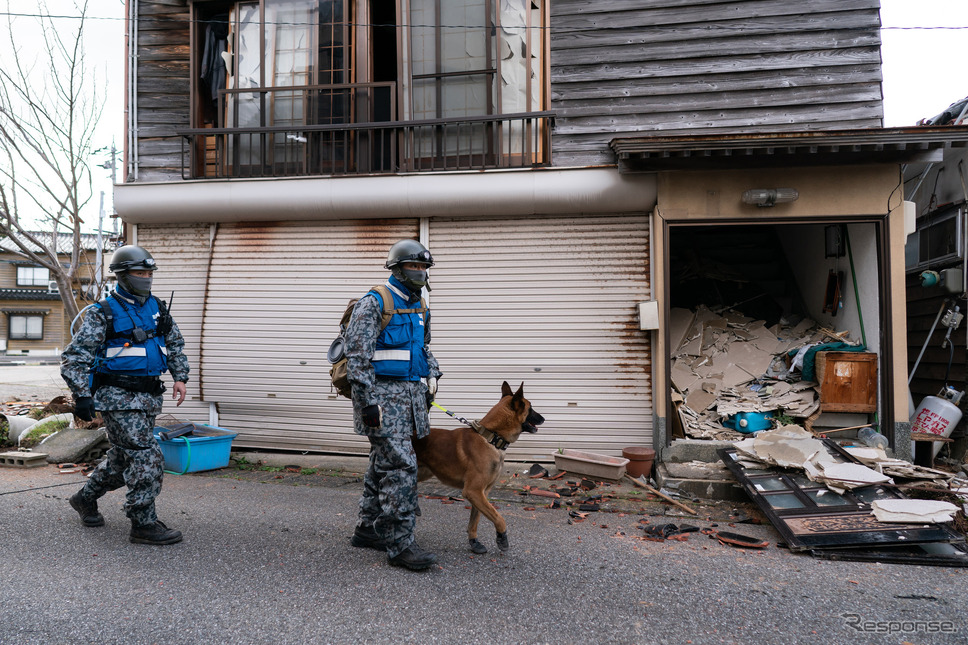 能登半島地震：生存者を捜索する自衛隊員（1月5日、輪島市）《Photo by Tomohiro Ohsumi/Getty Images News/ゲッティイメージズ》