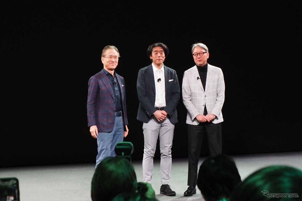この日は本田技研工業の三部敏宏社長（右）がゲストとして招かれた。左がソニーグループ吉田憲一郎CEO、中央がソニー・ホンダモビリティの川西 泉COO（CES 2024）《写真撮影 会田肇》