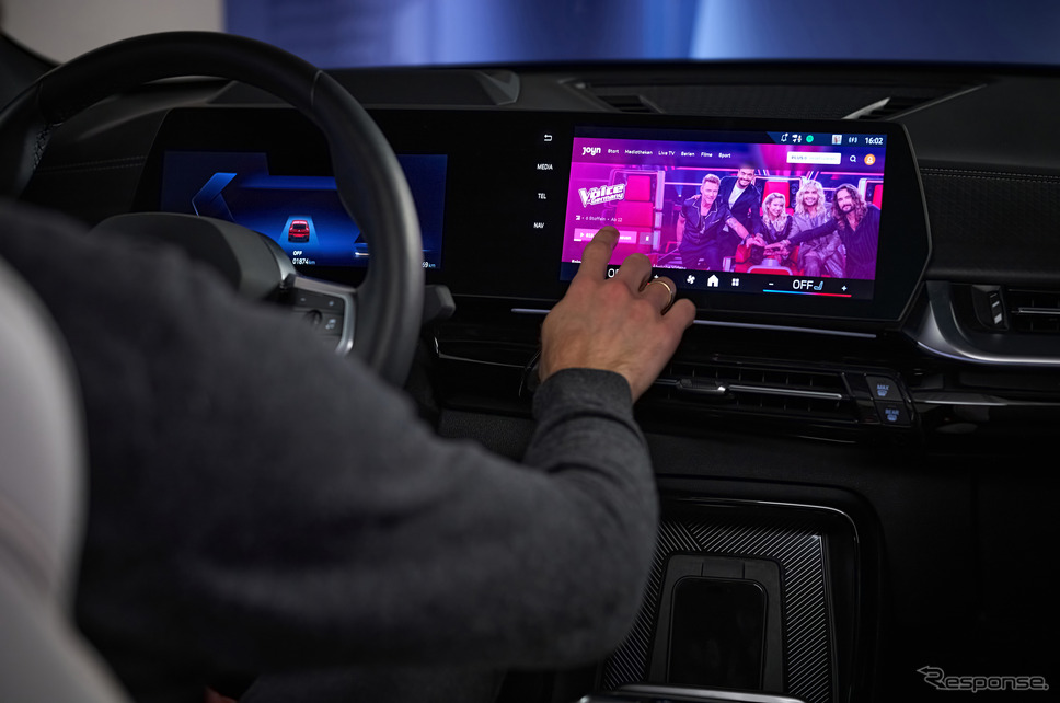 BMWの「OS8.5」と「OS9」搭載車のセンターディスプレイでさまざまな映像コンテンツの視聴が可能に《photo by BMW》