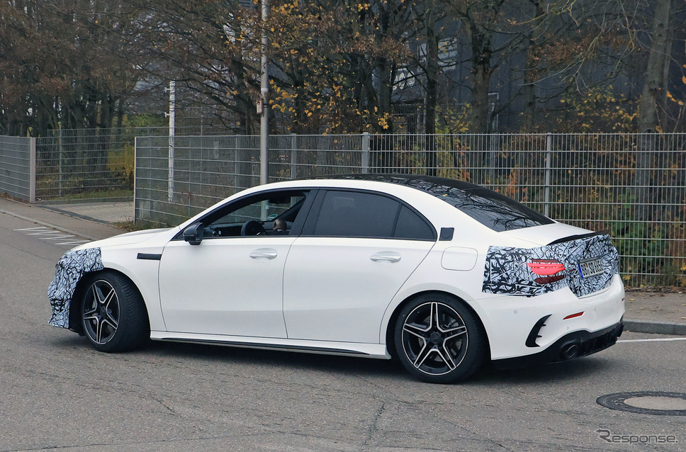 メルセデスAMG A35セダン 改良新型プロトタイプ(スクープ写真)《APOLLO NEWS SERVICE》