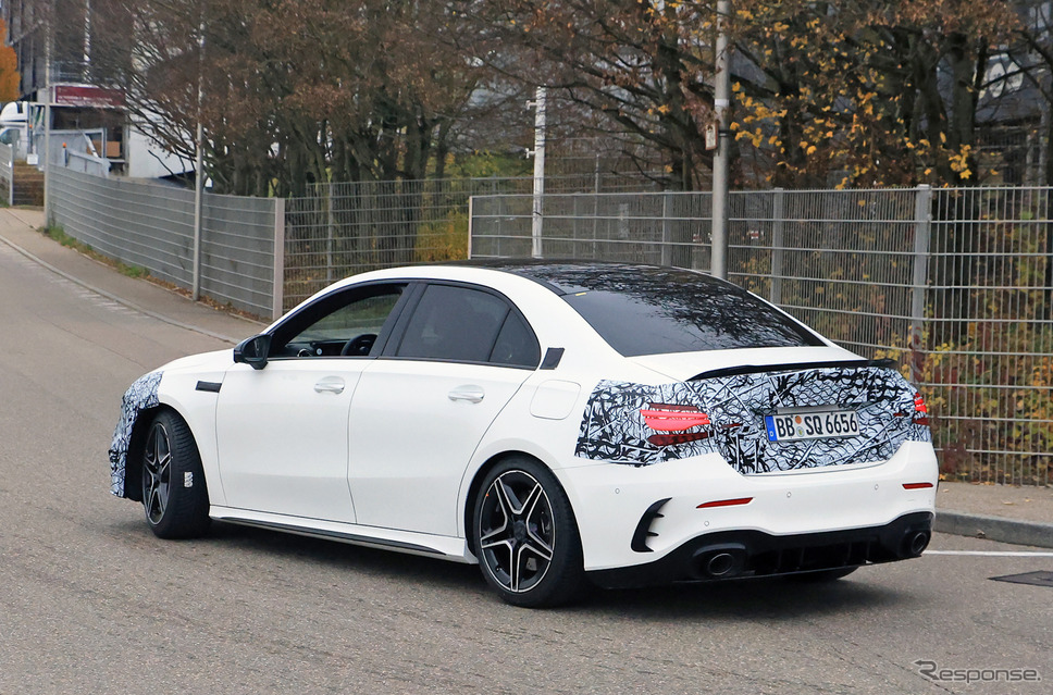 メルセデスAMG A35セダン 改良新型プロトタイプ(スクープ写真)《APOLLO NEWS SERVICE》