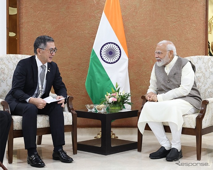 スズキがインドに新工場。インドのモディ首相（向かって右）とスズキの鈴木社長《写真提供 スズキ》