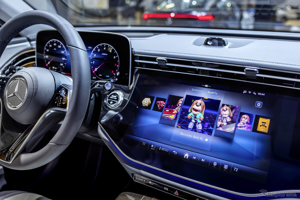 メルセデスベンツの車載ディスプレイで「NFT」デジタルアート展が可能に。画面中央は「スーパーダッケル（Superdackel）NFT」《photo by Mercedes-Benz》