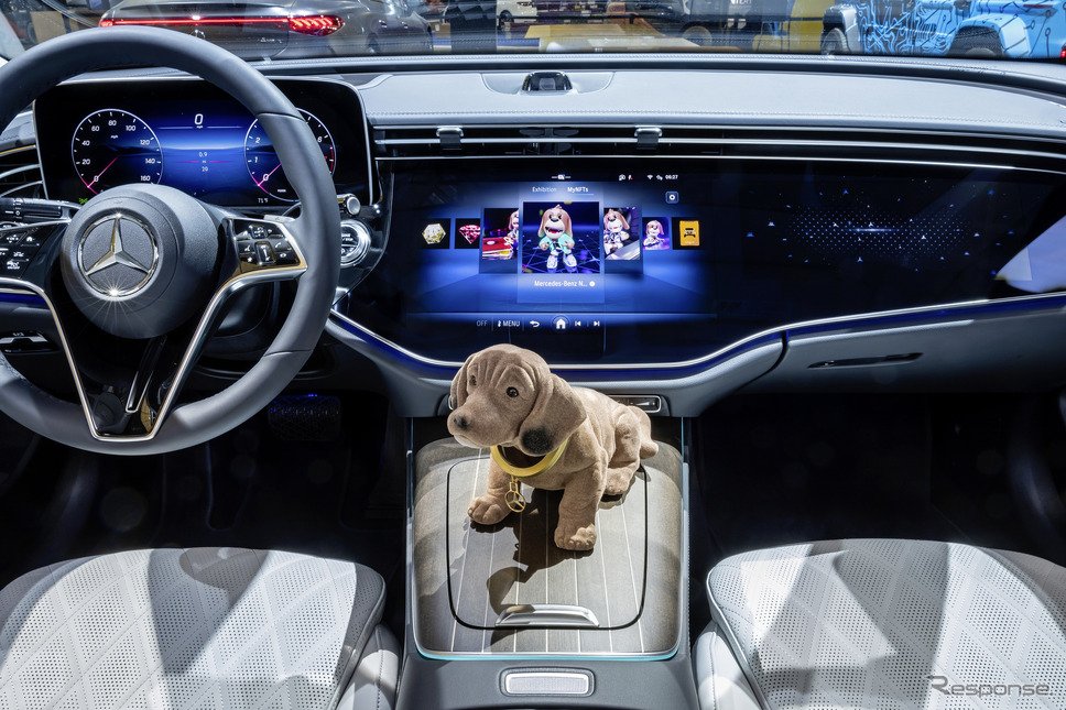 メルセデスベンツの車載ディスプレイで「NFT」デジタルアート展が可能に。画面中央は「スーパーダッケル（Superdackel）NFT」。手前は振動で首を振るキュートな犬「ワッケルダッケル（Wackeldackel）」《photo by Mercedes-Benz》