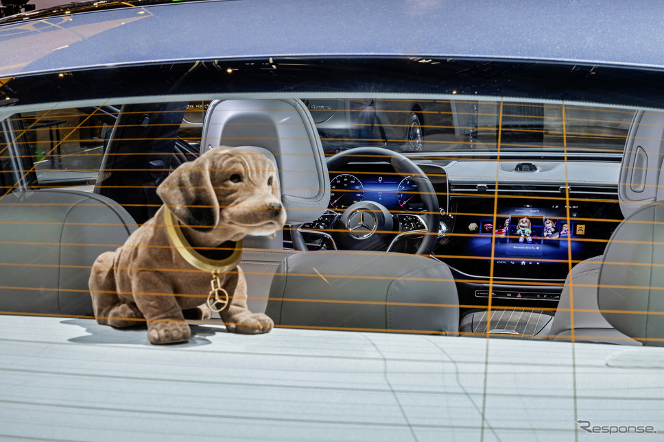 メルセデスベンツの車載ディスプレイで「NFT」デジタルアート展が可能に。画面中央は「スーパーダッケル（Superdackel）NFT」。手前は振動で首を振るキュートな犬「ワッケルダッケル（Wackeldackel）」《photo by Mercedes-Benz》