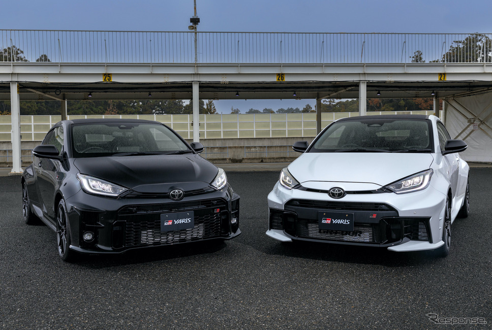 進化型GRヤリス（右）と従来モデル（左）《写真提供 トヨタ GAZOOレーシング》