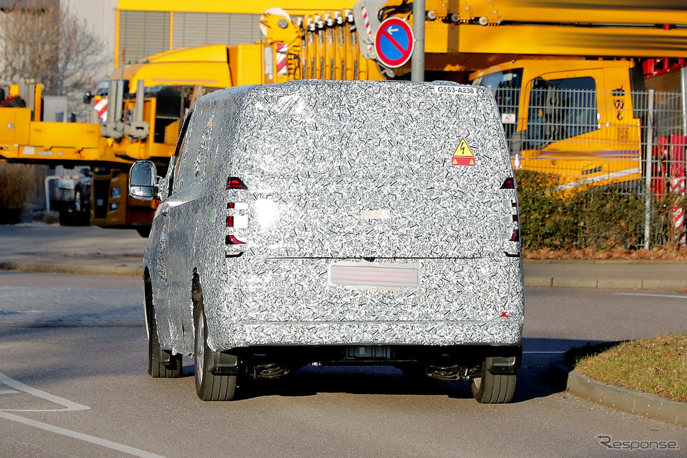 VW トランスポーターT7 ピックアップトラック仕様のプロトタイプ（スクープ写真）《APOLLO NEWS SERVICE》