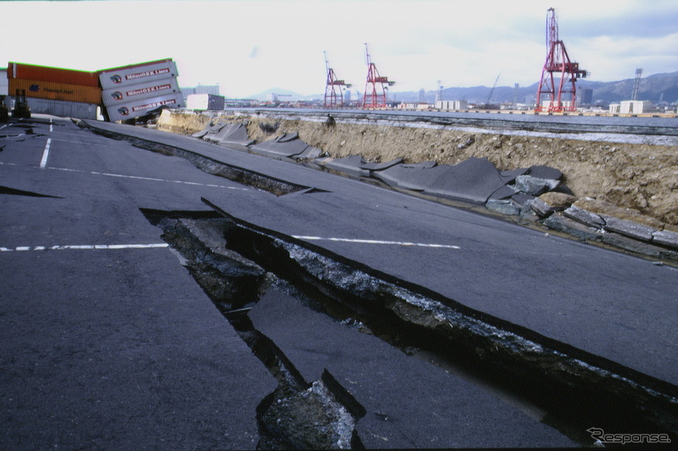 阪神・淡路大震災（1995年）《Photo by Yamaguchi Haruyoshi/Sygma/ゲッティイメージズ》