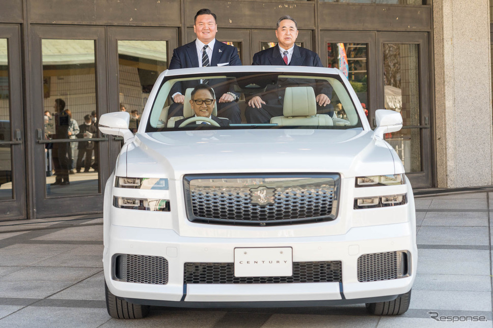 豊田会長（運転席）、宮城野親方（車上向かって左）と芝田山親方《写真提供 トヨタ自動車》