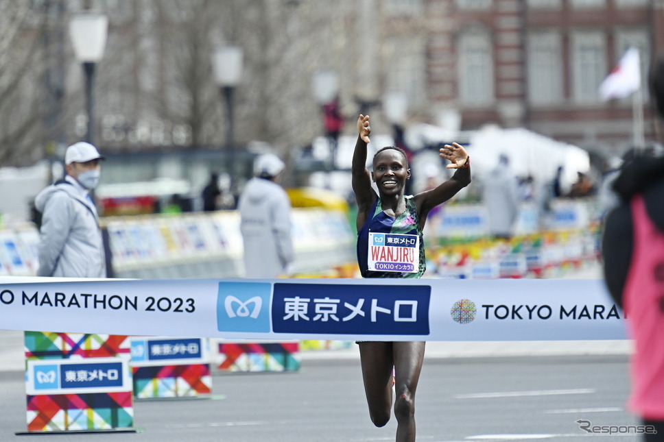 東京マラソン2023女子優勝、ローズマリー・ワンジル《Photo by David Mareuil/Anadolu Agency/ゲッティイメージズ》