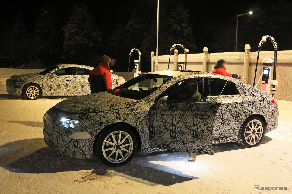 メルセデスベンツ CLA 次期型プロトタイプ(スクープ写真)《APOLLO NEWS SERVICE》