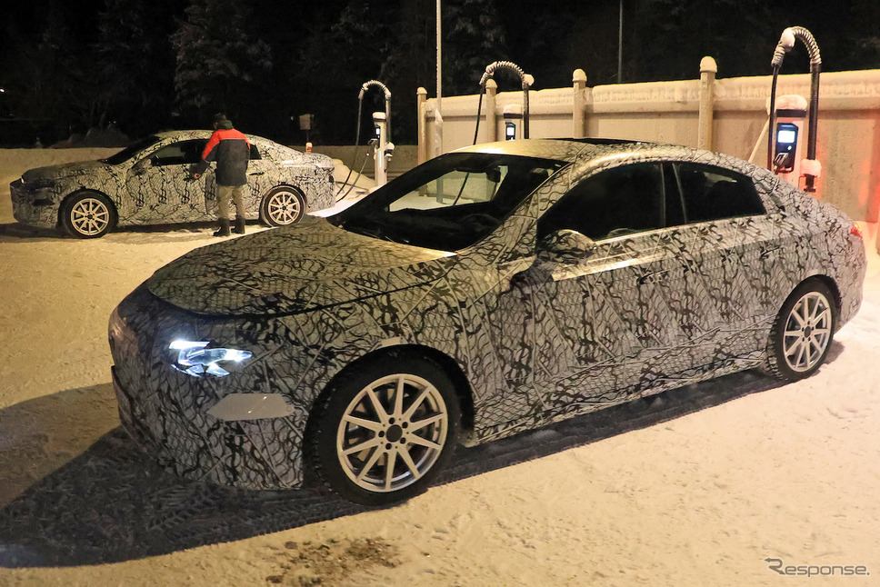 メルセデスベンツ CLA 次期型プロトタイプ(スクープ写真)《APOLLO NEWS SERVICE》