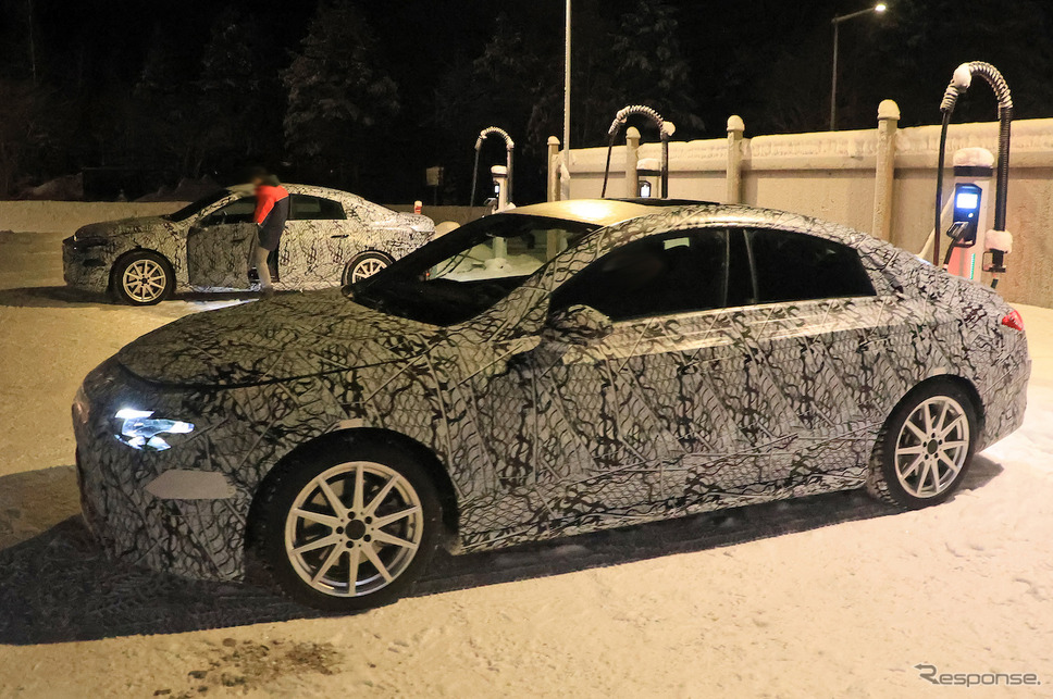 メルセデスベンツ CLA 次期型プロトタイプ(スクープ写真)《APOLLO NEWS SERVICE》