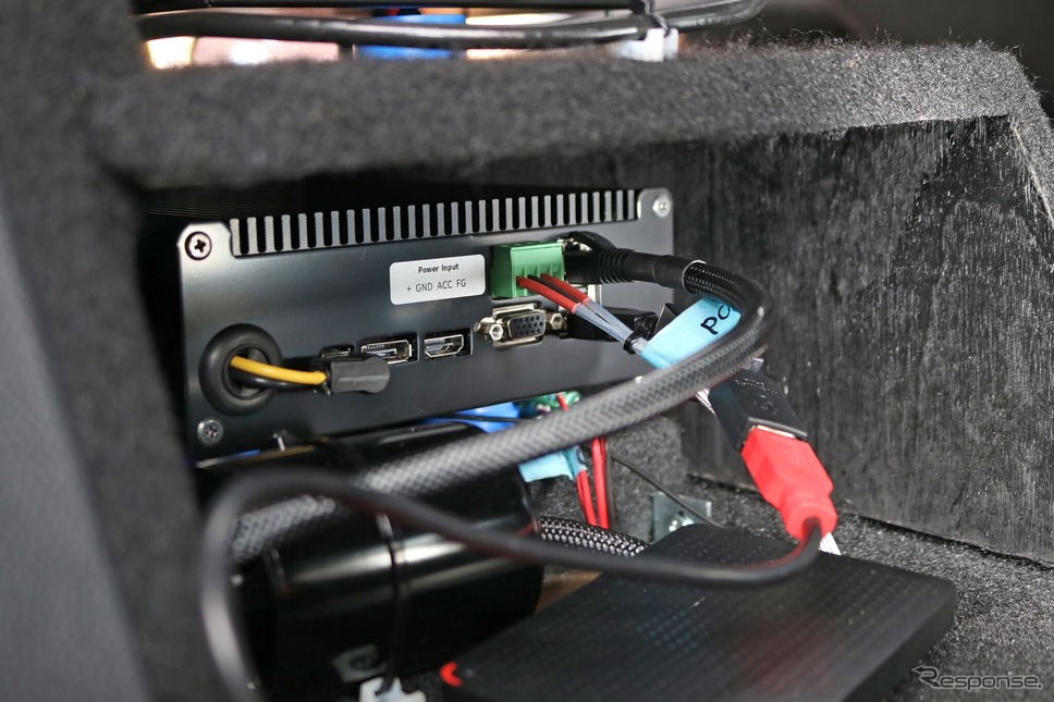 ラゲッジの収納ボックスを前方からのぞき込むと車載オーディオPCのカナリーノ12V mk2が収められているのが見える。