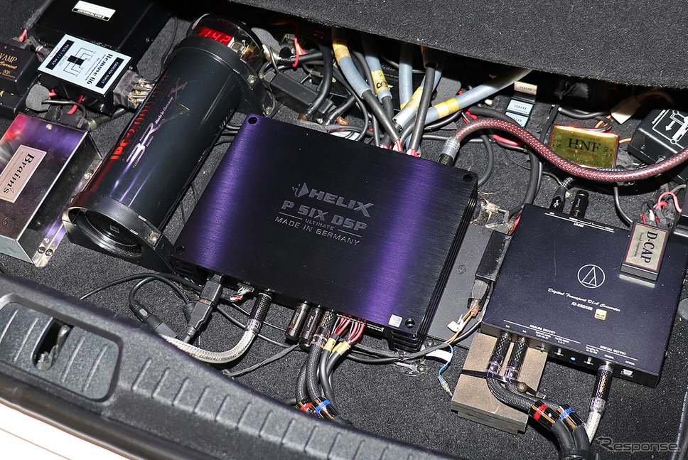 「パワーアンプ内蔵DSP」が搭載されたオーディオカーの一例(製作ショップ:アミューズ<広島県>)。Photo by 太田祥三