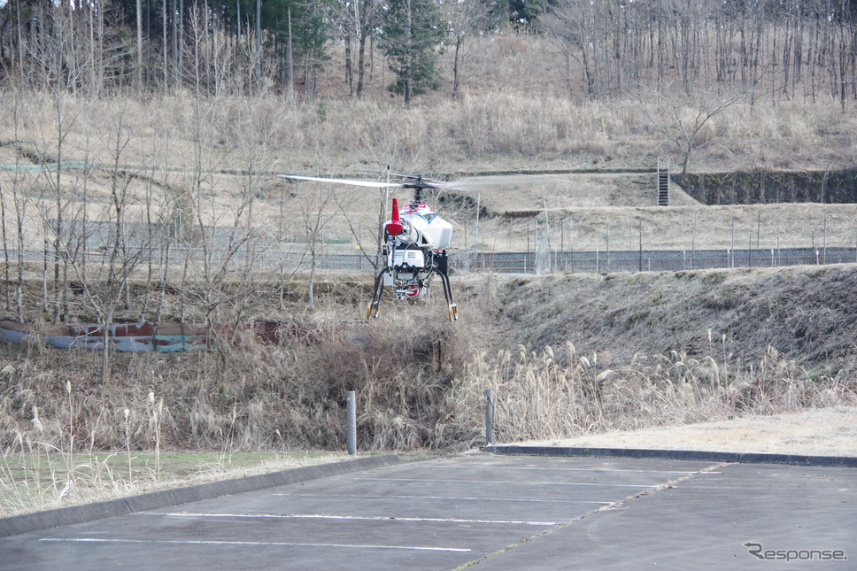 バイクのようなエンジン音とともに産業用無人ヘリコプターが離陸する瞬間。《写真撮影 宮崎壮人》