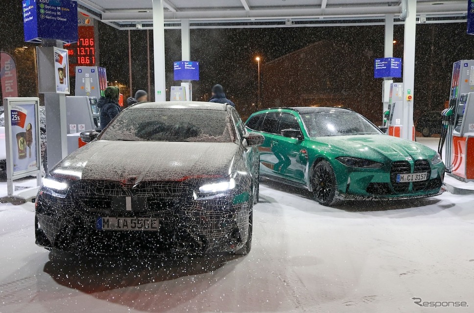 BMW M5ツーリング 新型プロトタイプ（左）とM3 CS ツーリング プロトタイプ（右）《APOLLO NEWS SERVICE》