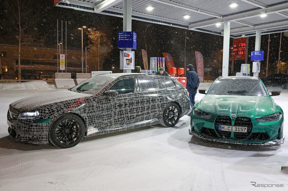BMW M5ツーリング 新型プロトタイプ（左）とM3 CS ツーリング プロトタイプ（右）《APOLLO NEWS SERVICE》