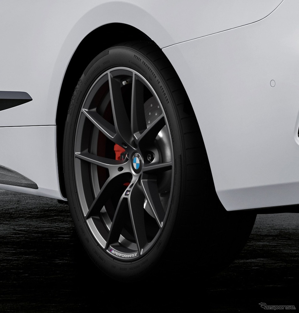 BMW 4シリーズ 改良新型の「Mパフォーマンスパーツ」装着車《photo by BMW》