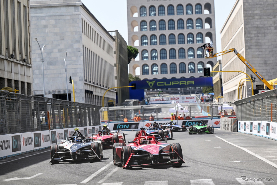 シーズン9のレースシーン(先頭はデニス、当時は#27)。《Photo by ABB FIA FORMULA E》