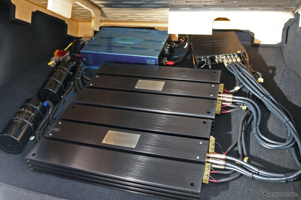 プロテクションボードを開けると中からは大型パワーアンプ×2台やレギュレーターなど多くのユニットが現れる。
