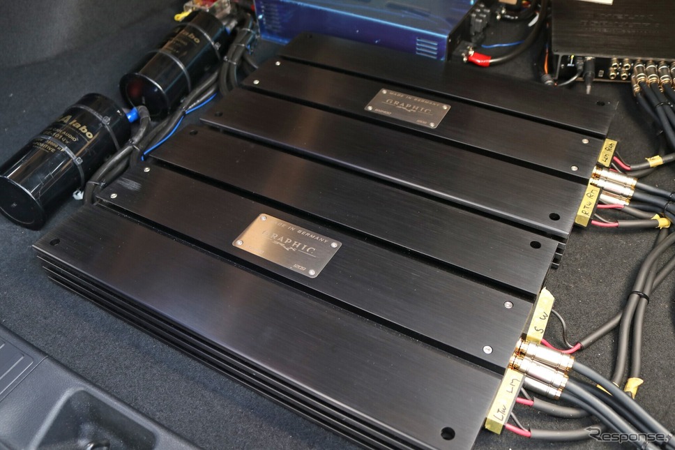パワーアンプにはオーナーもお気に入りのブラックスGX-2400を2台用いる。ラゲッジいっぱいに広がる大型アンプだ。