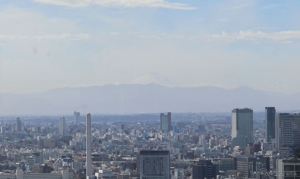 若干かすんではいたが富士山が見えるオフィス《写真撮影 中尾真二》