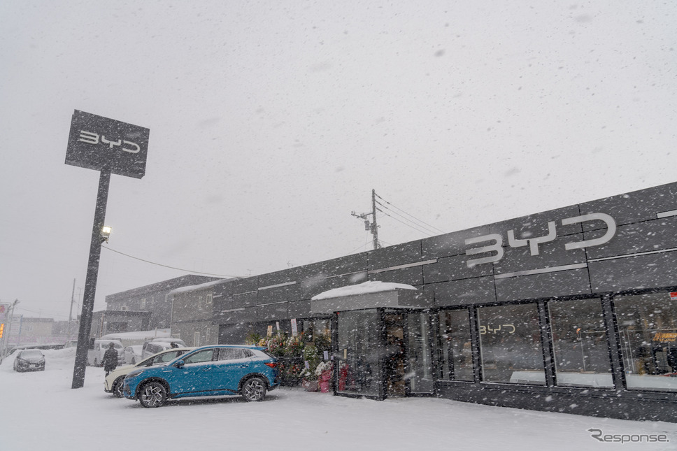 BYDオート札幌西。オープニングイベント時は大雪だった。《写真撮影 関口敬文》