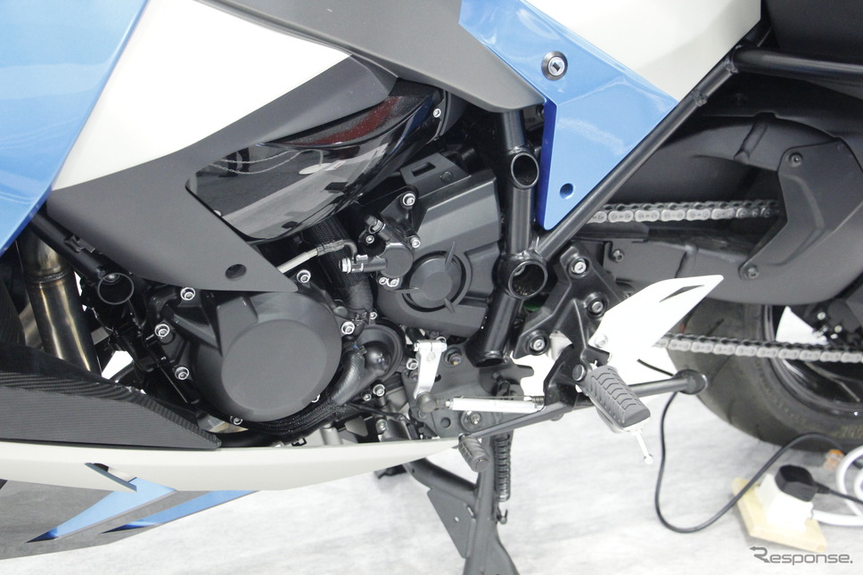 「H2 ＆ FC EXPO 水素燃料電池展」の川崎重工ブースに展示された、カワサキの水素エンジンモーターサイクル（プロトタイプ）《写真撮影 吉田瑶子》