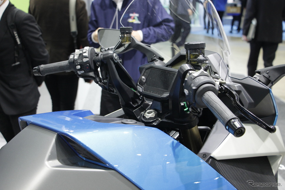 「H2 ＆ FC EXPO 水素燃料電池展」の川崎重工ブースに展示された、カワサキの水素エンジンモーターサイクル（プロトタイプ）《写真撮影 吉田瑶子》