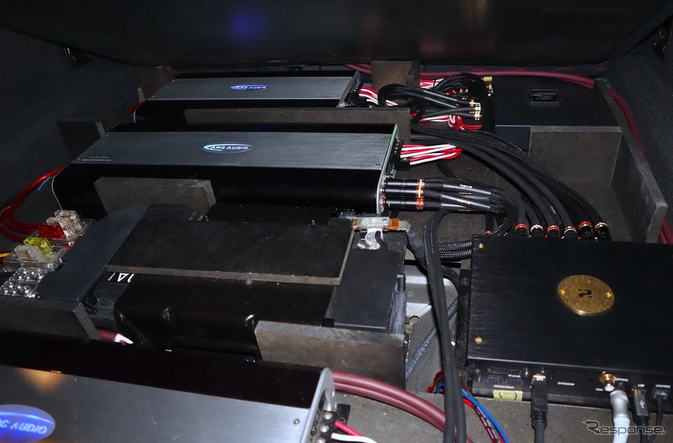 トランクフロア下にARC AUDIOのパワーアンプとRESOLT M-DSPをセット。ケーブル類はSAEC製を使用する《写真撮影　永松巌》